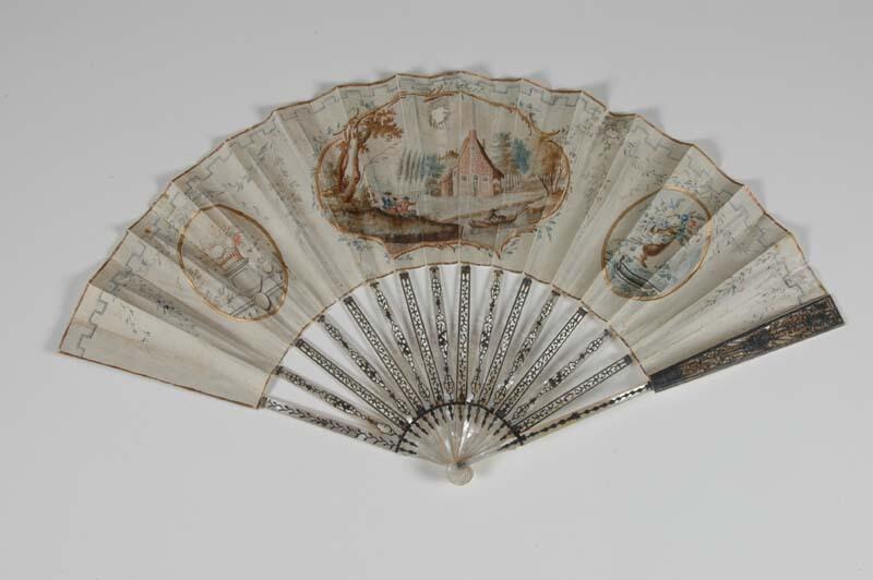 Waaier met montuur van parelmoer, ingelegd met zilver en steentje en beschilderd waaierblad met…