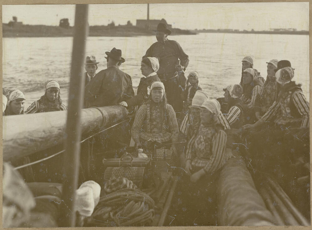 Mannen, vrouwen en kinderen in Marker streekdracht, 1919
