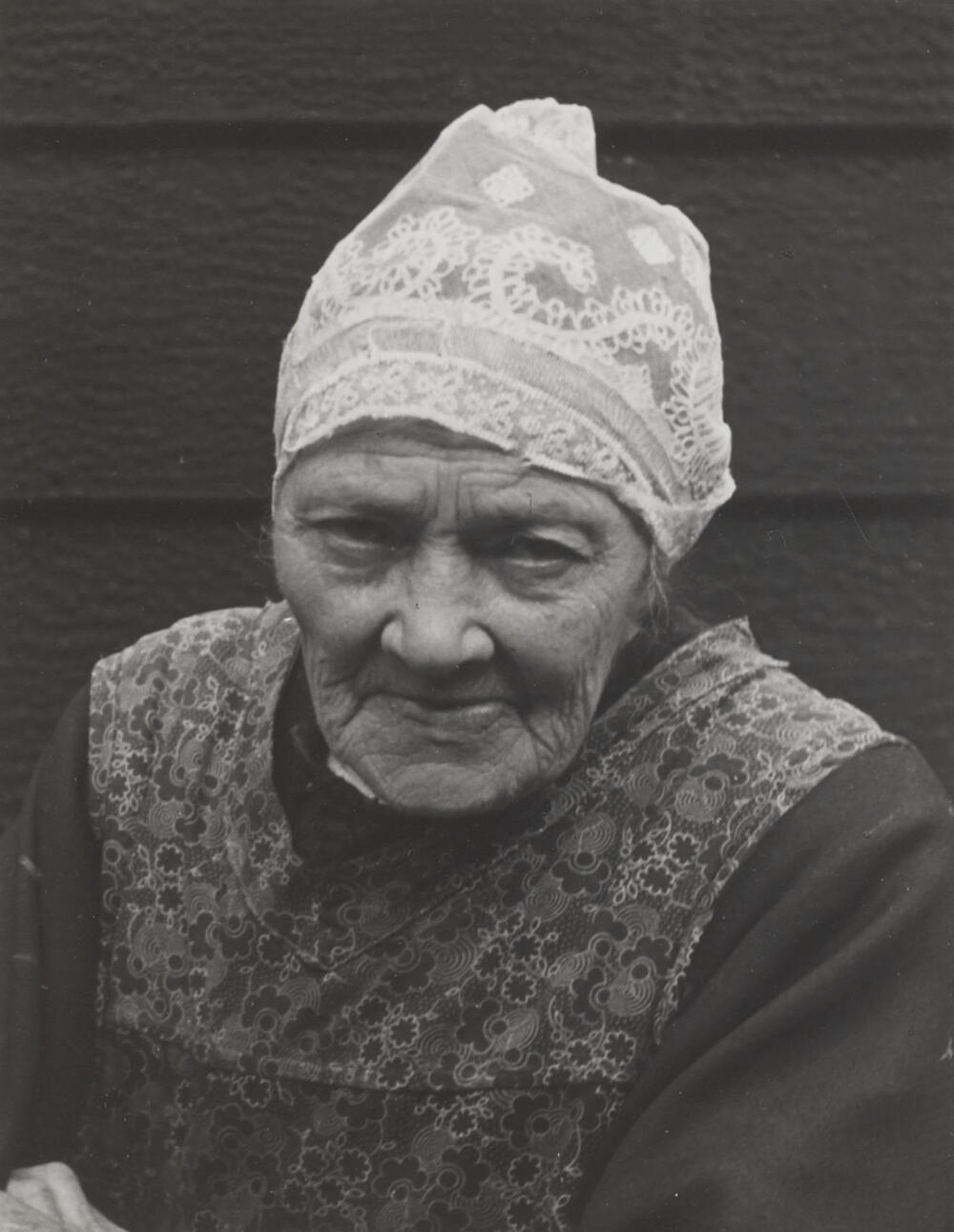 Vrouw in daagse dracht, Assendelft, 1947