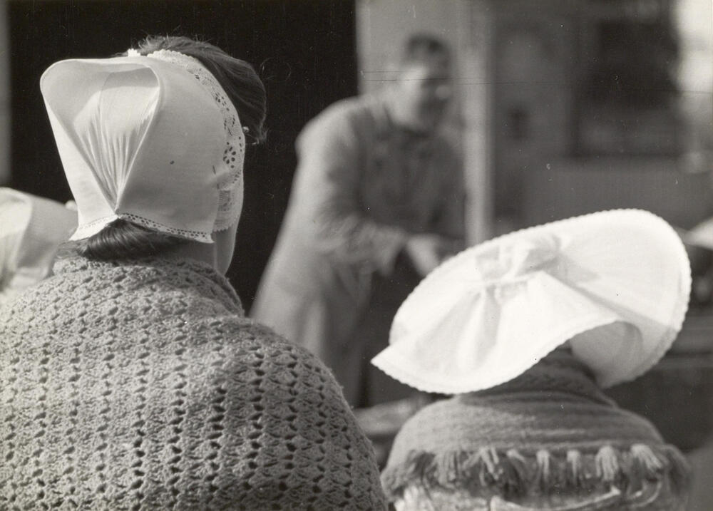 Vrouwen in Walcherse dracht, Middelburg, 1950