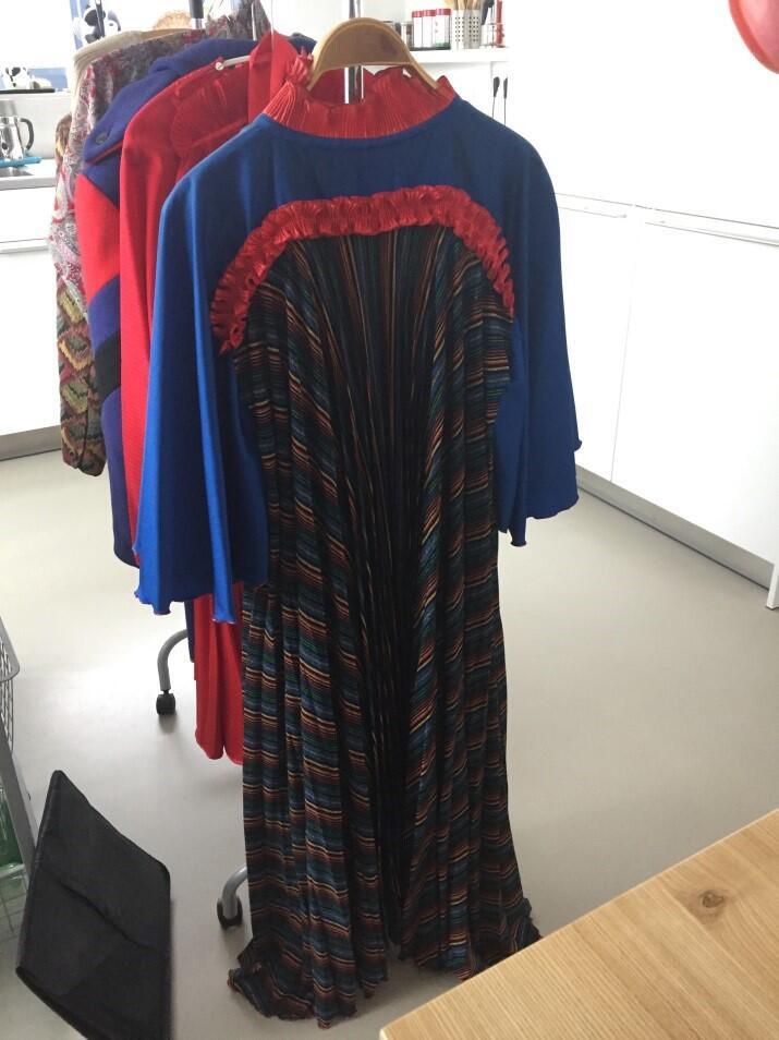 Plissé jurk in blauw en rood, met bijpassende schoenen en schoenendoos