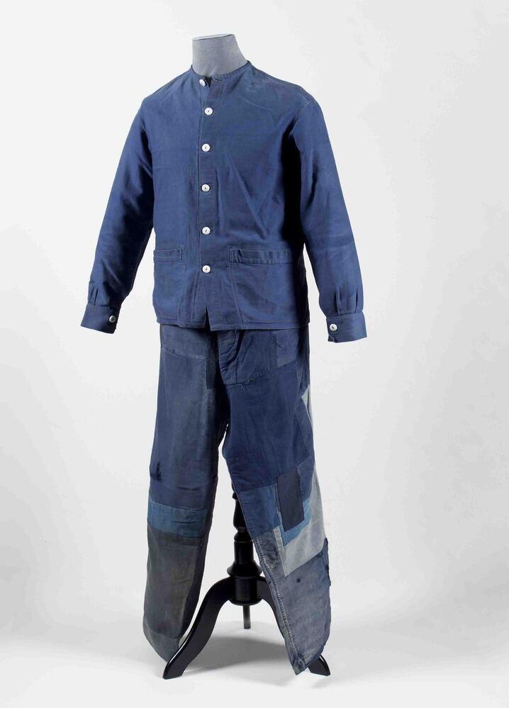 Blauw katoenen werkkiel met witte glazen  knopen