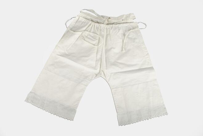 Meisjesonderbroek van wit katoen, klepbroek, onderdeel van achttien stuks babygoed van Eelko Kingma