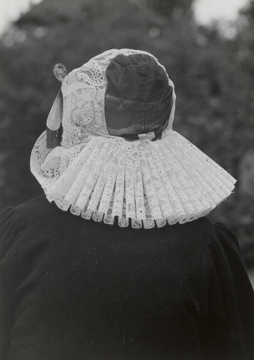 Rutje Butzelaar-Kok in streekdracht uit Soest, 1952