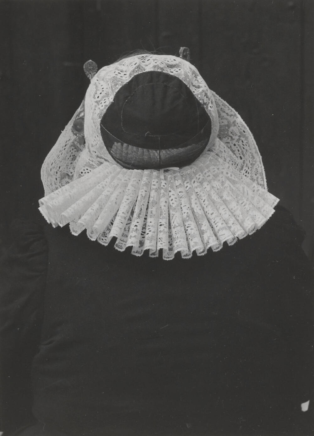 Mevrouw Vos in streekdracht uit Blaricum, 1952