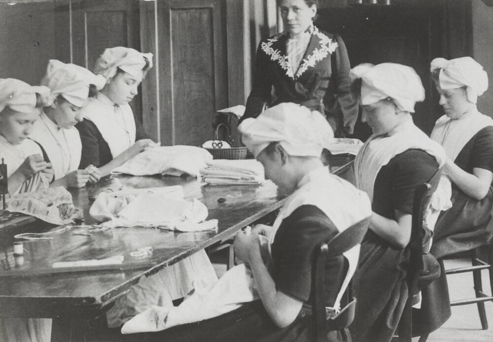 Weesmeisjes van het Burgerweeshuis in Amsterdam, circa 1910