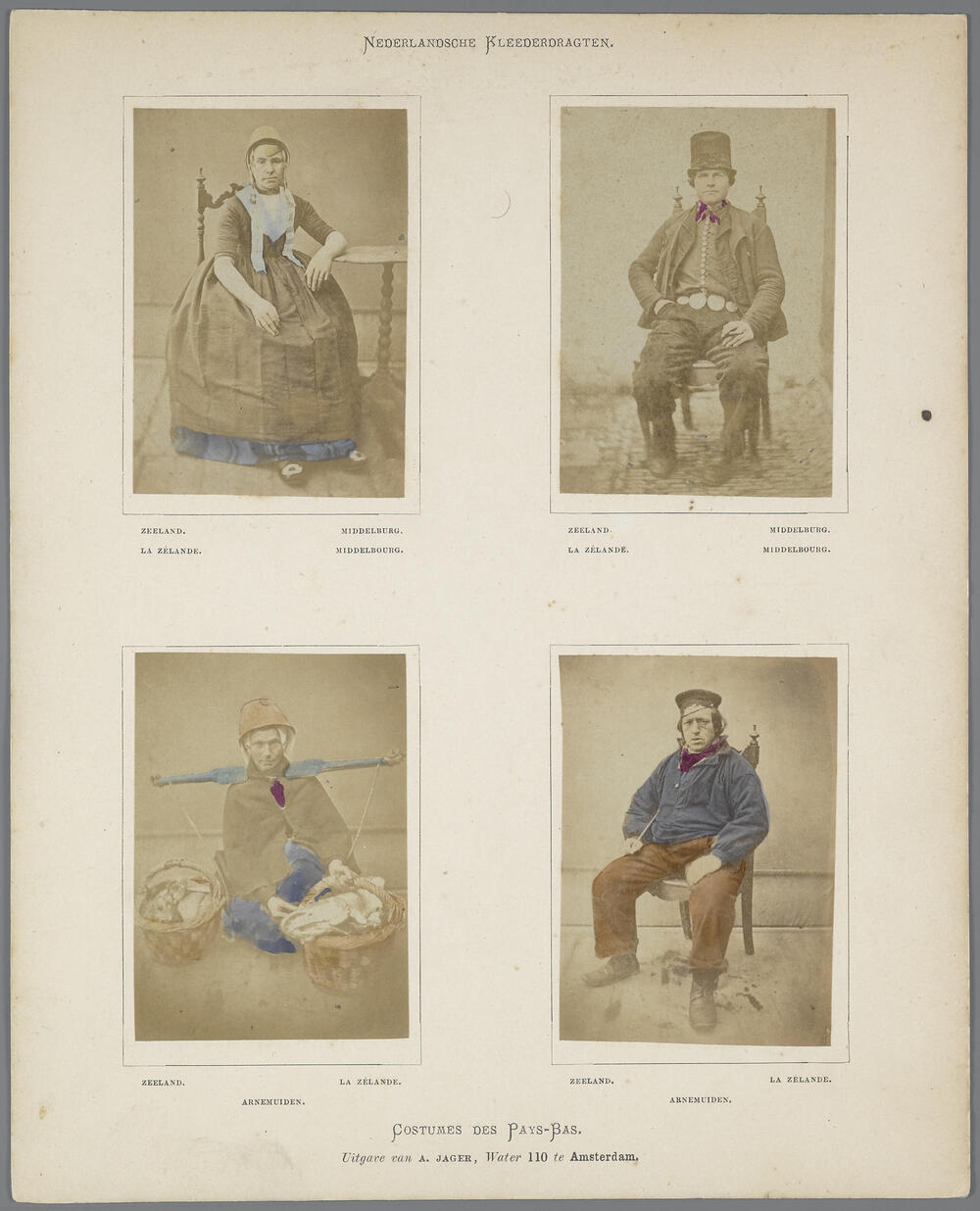 Blad met vier foto's van portfolio Nederlandsche Kleederdrachten - Costumes des Pays-Bas