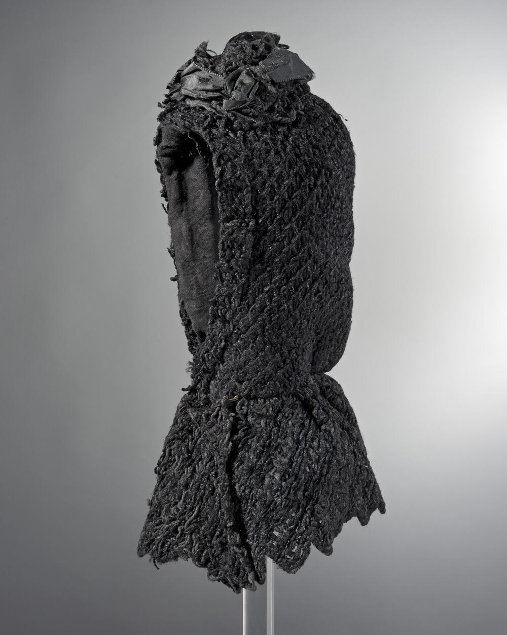 Kaper van zwarte chenille, Winterswijk, voor 1949