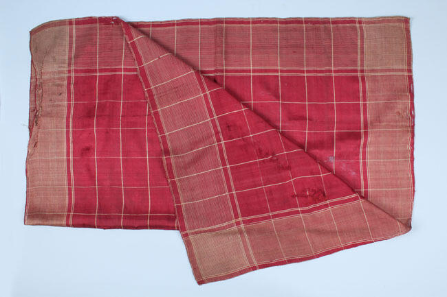 Vierkante zijden 1rood-wit geruite sjaal of doek in de stijl van 'Hindelooper bont'