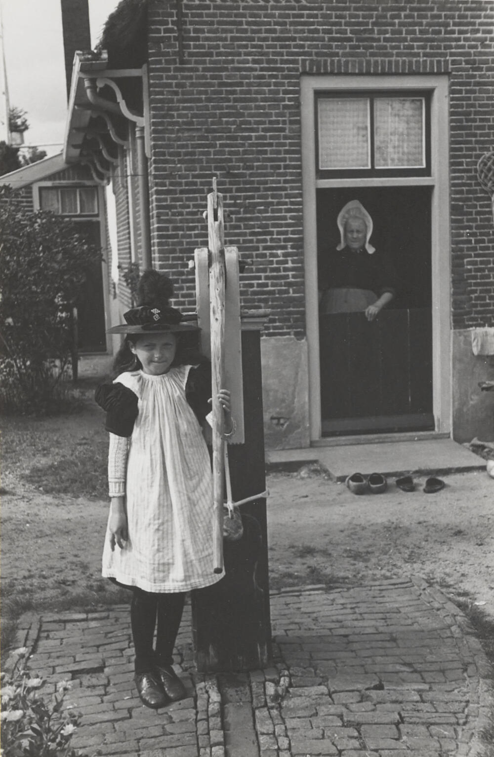 Meisje in streekdracht, Huizen, 1945