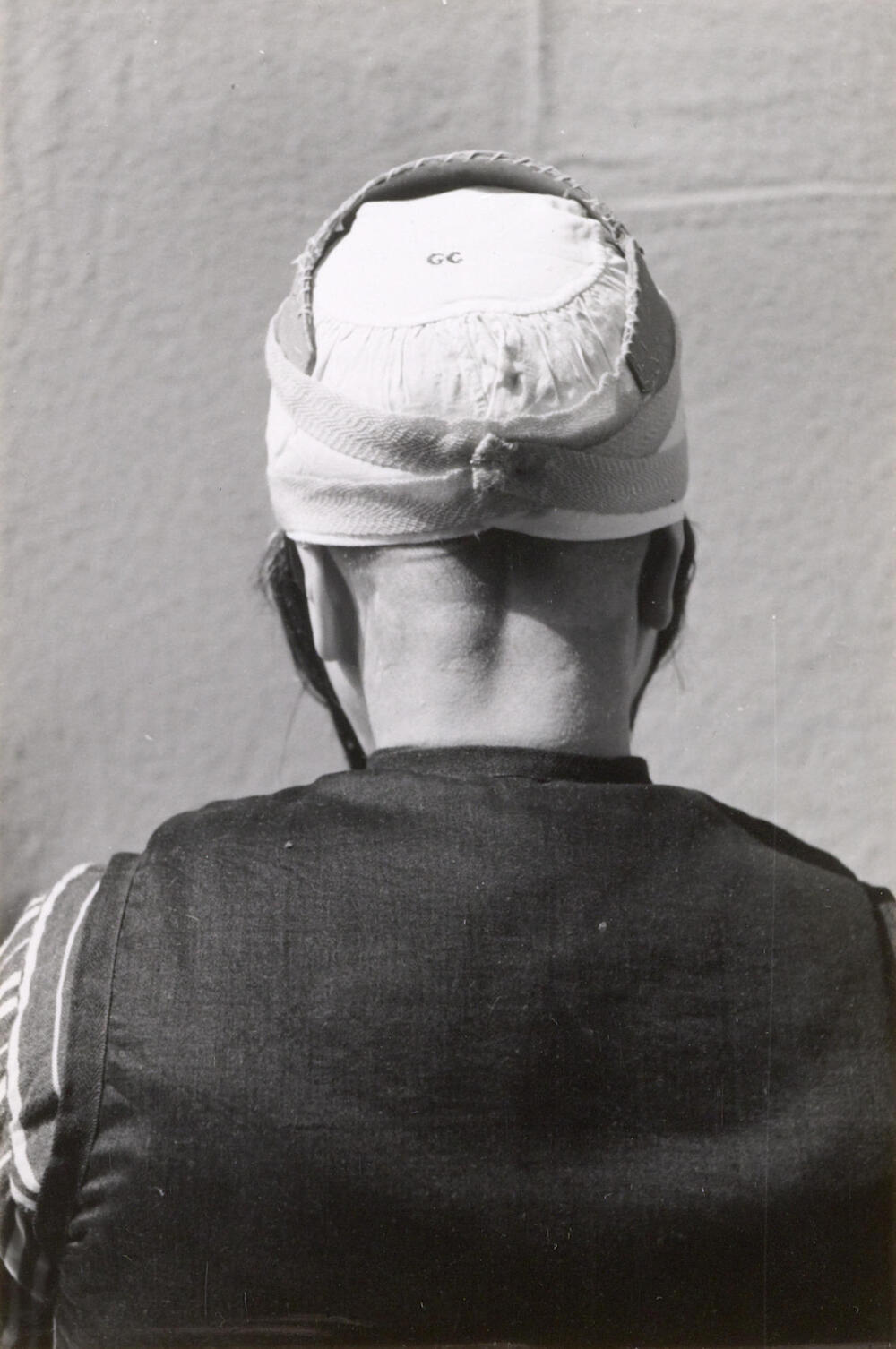 Demonstratie van het zetten van de 'grote kap', Marken, 1943