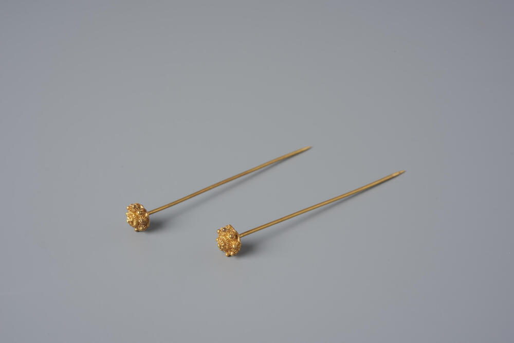 Paar gouden 'knopspelden', Walcheren, circa 1925