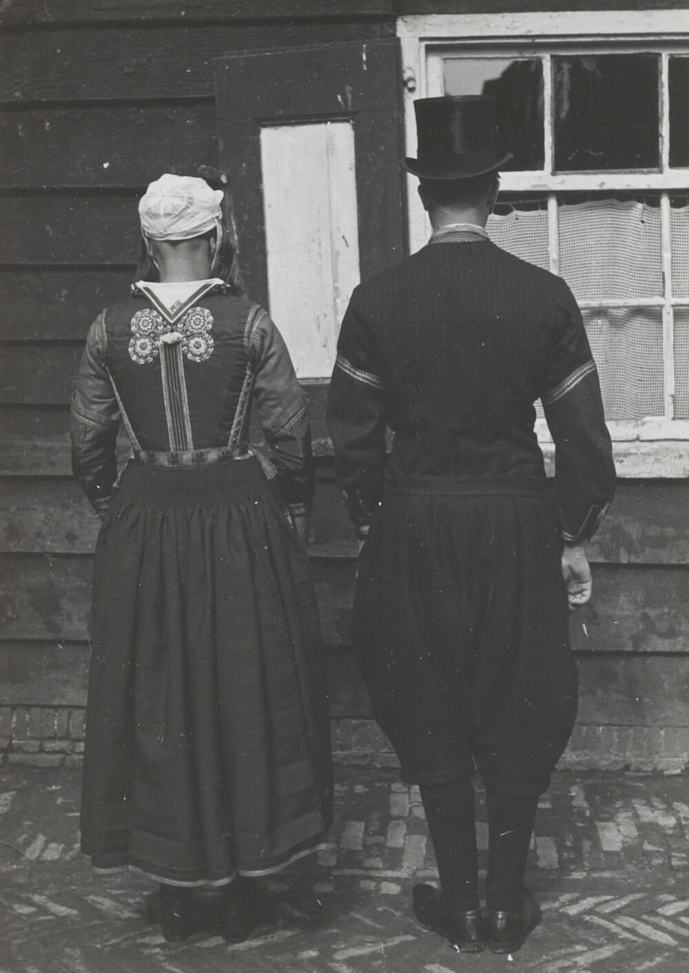Lobberig Teerhuis en Klaas Zeeman, verkleed in Pinksterdracht, Marken, 1945