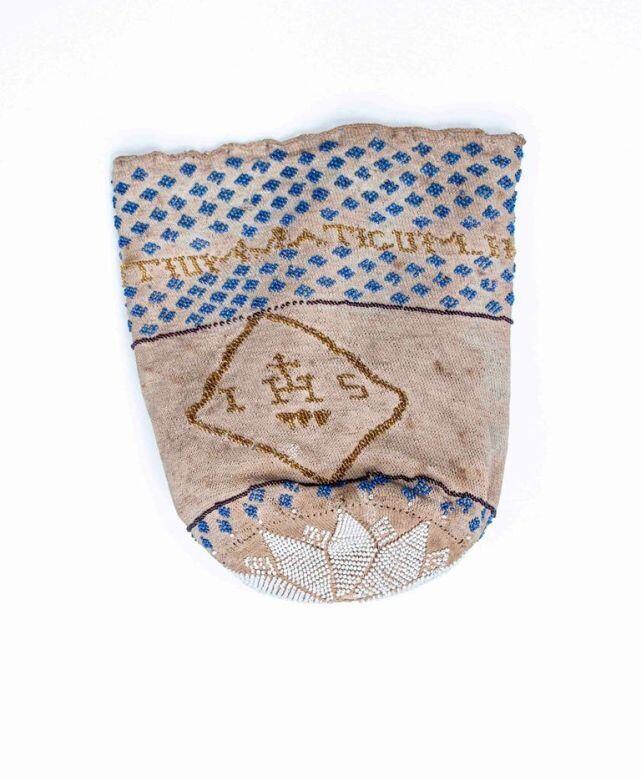 Hostiezakje van beige gebreide tricot, geborduurd met kraaltjes, bovenin vetergaatjes