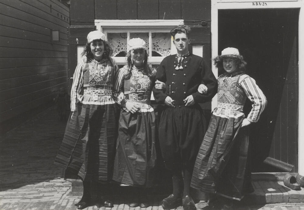 Cornelis Kes en drie verklede museummedewerkers, Marken, 1943