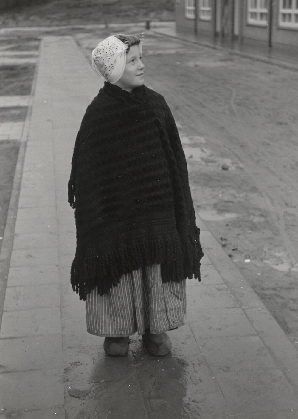 Meisje in streekdracht uit Arnemuiden, 1950