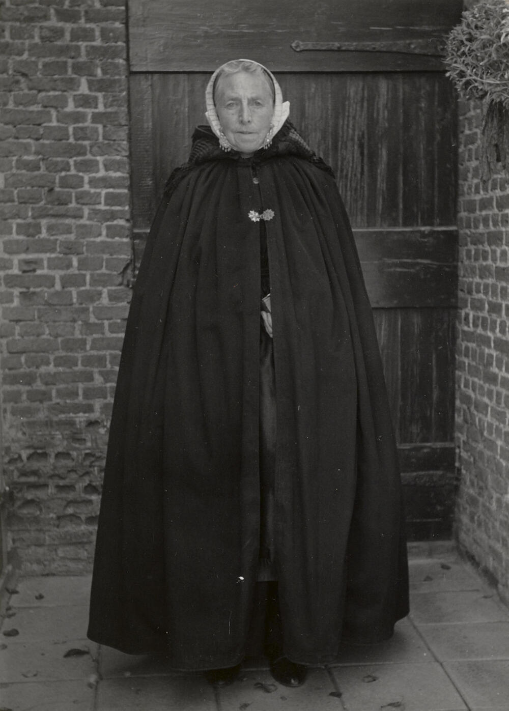 Mevrouw De Bruijne in Cadzandse dracht, 1950