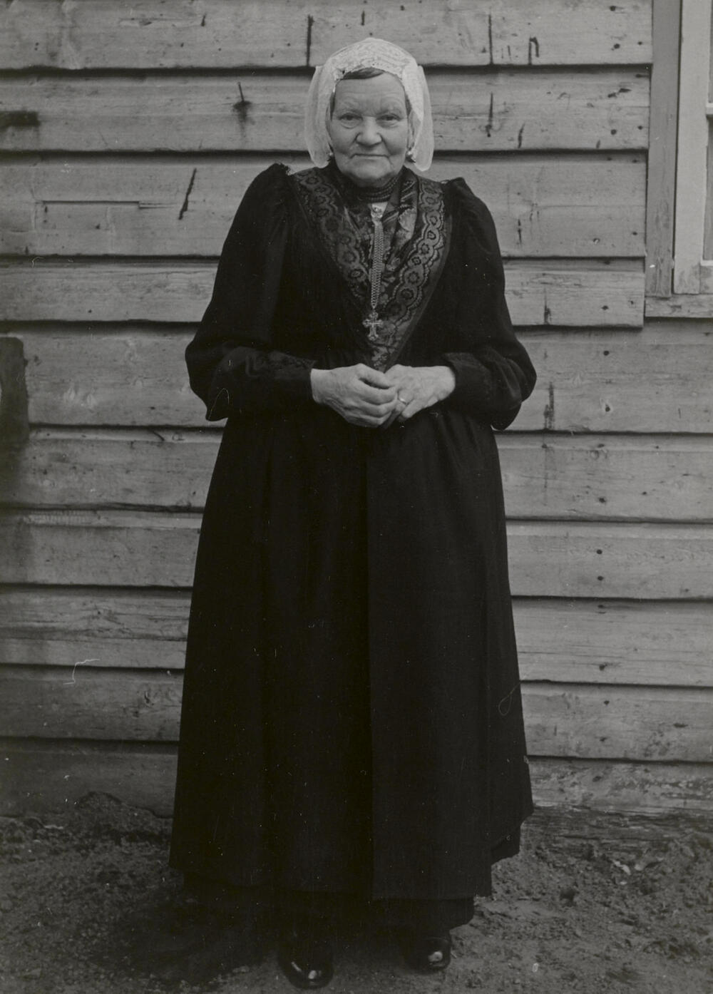 Mevrouw Van den Brink in streekdracht uit Eemnes, 1952