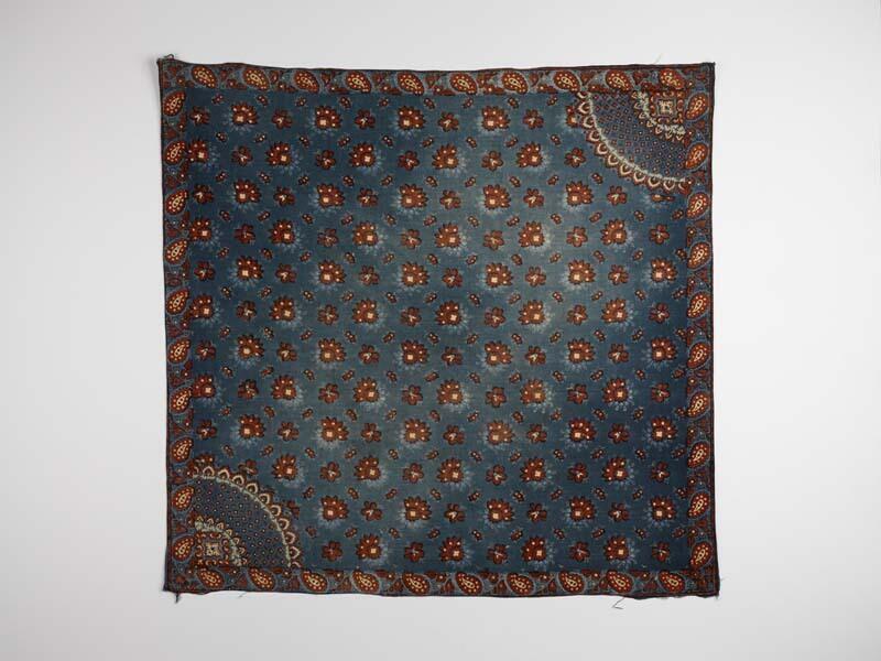 Vierkante bedrukte katoenen doek of sjaal ,blauw fond met waaiervormig hoekmotief in twee diagonaal…