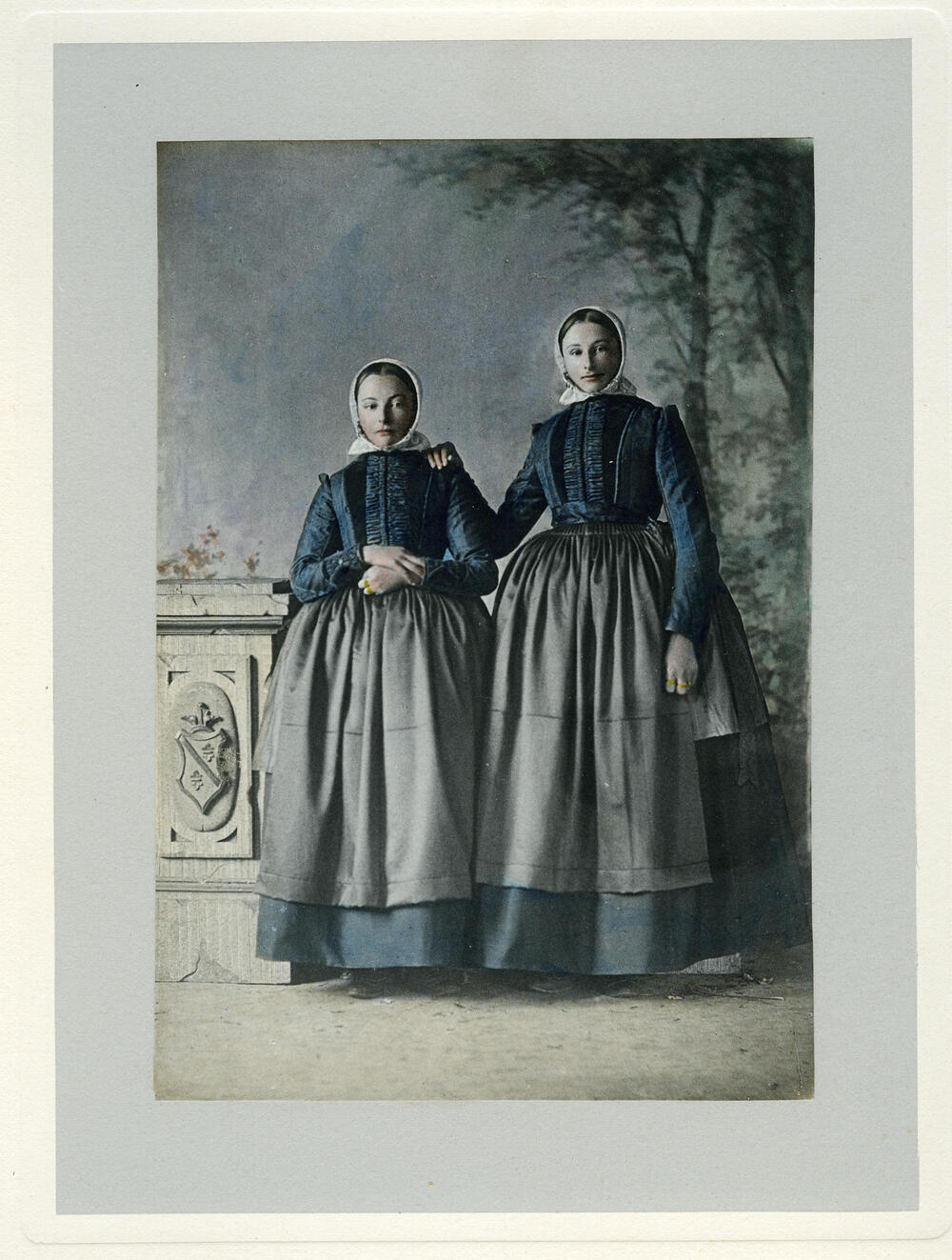 Twee meisjes uit Zuidzande in Cadzandse dracht, 1894