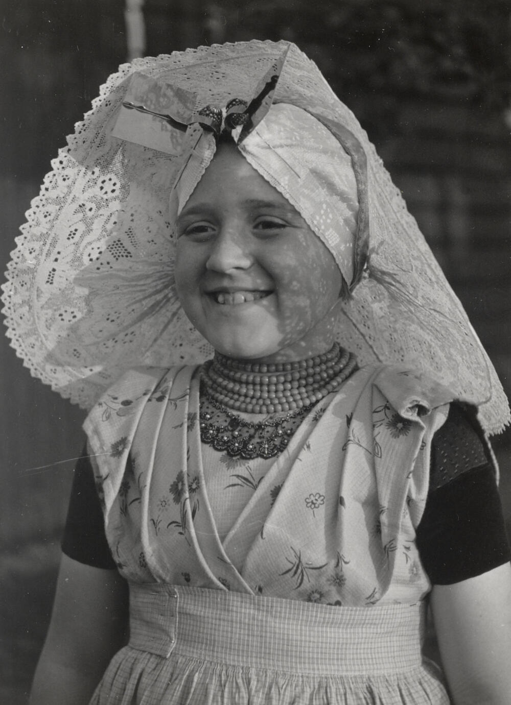 Meisje in katholieke Zuid-Bevelandse dracht, Ovezande, 1950