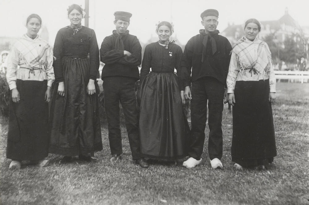 Vrouwen en mannen in streekdracht uit Zandvoort, 1913