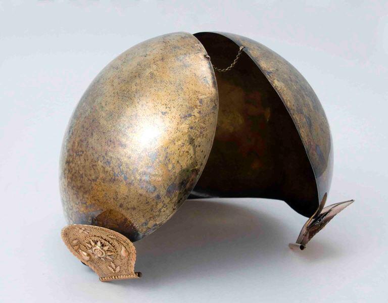 Vol oorijzer van verguld zilver met geometrische gouden knoppen