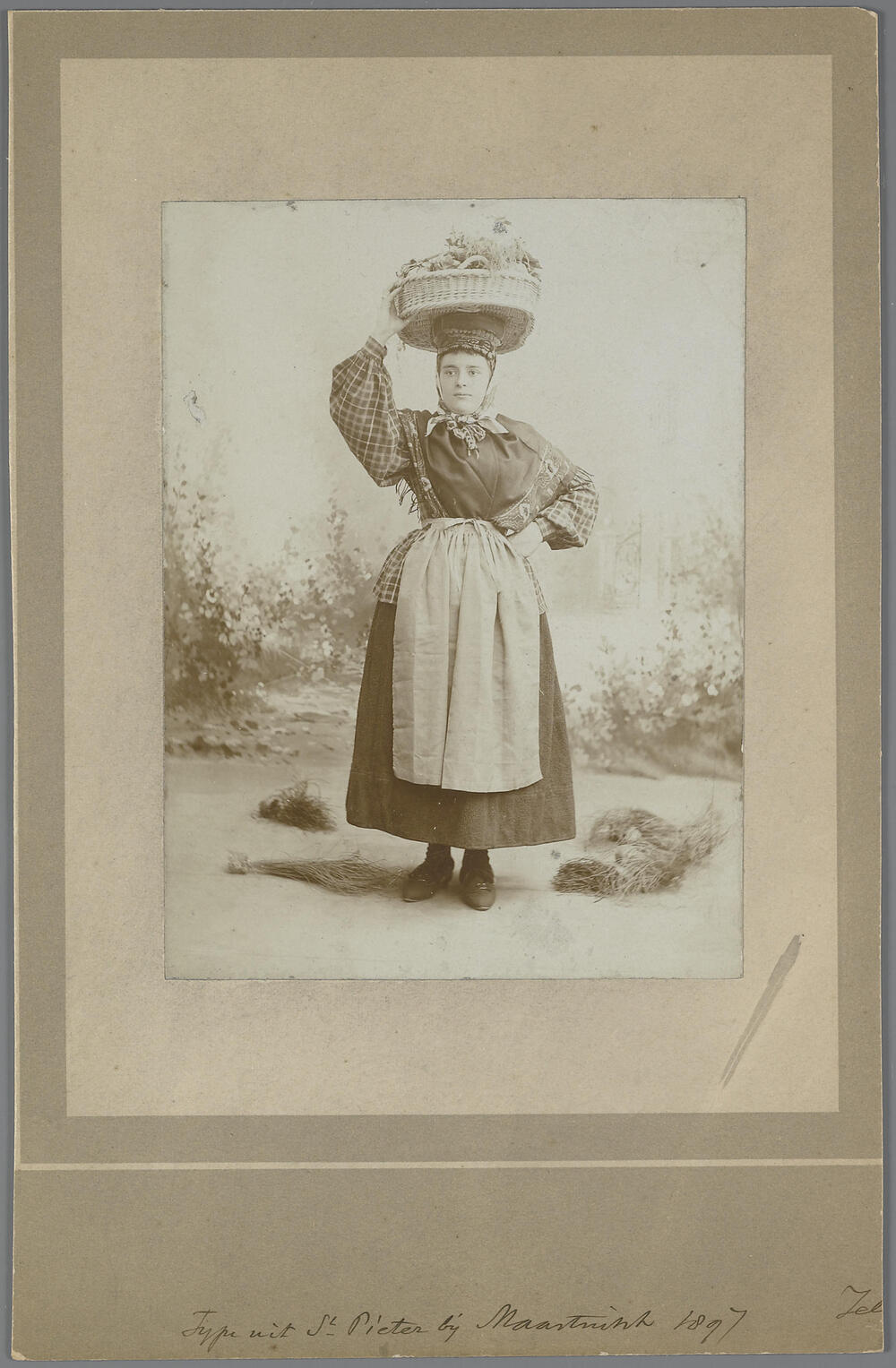 Vrouw uit Sint Pieter bij Maastricht, circa 1897