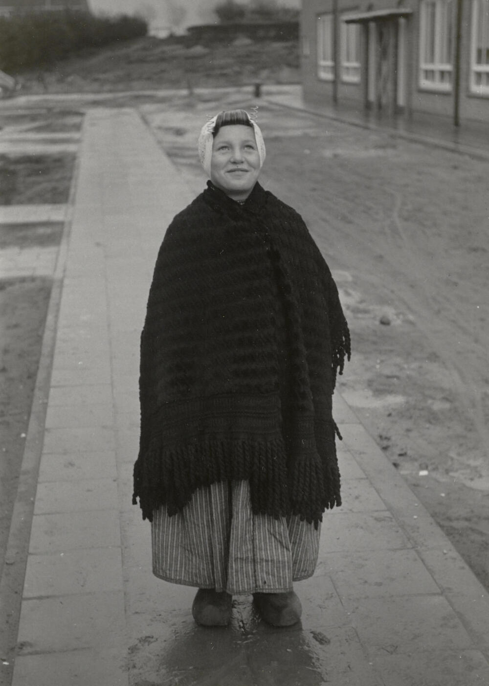 Meisje in streekdracht uit Arnemuiden, 1950
