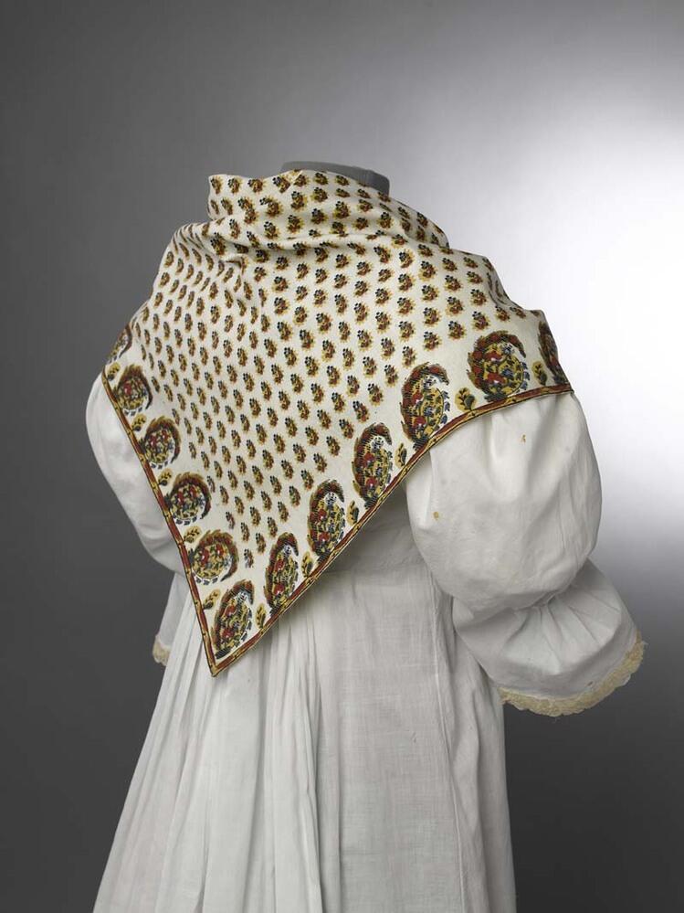 Witte driekante katoenen doek bedrukt met kleurrijke palmetmotiefjes