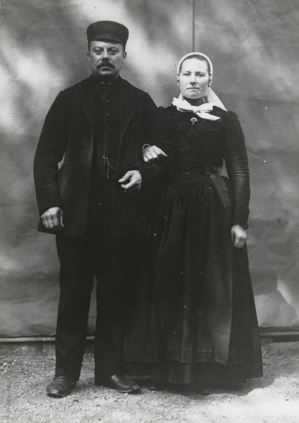 Man en vrouw in streekdracht Kampen en Kampereiland, 1913