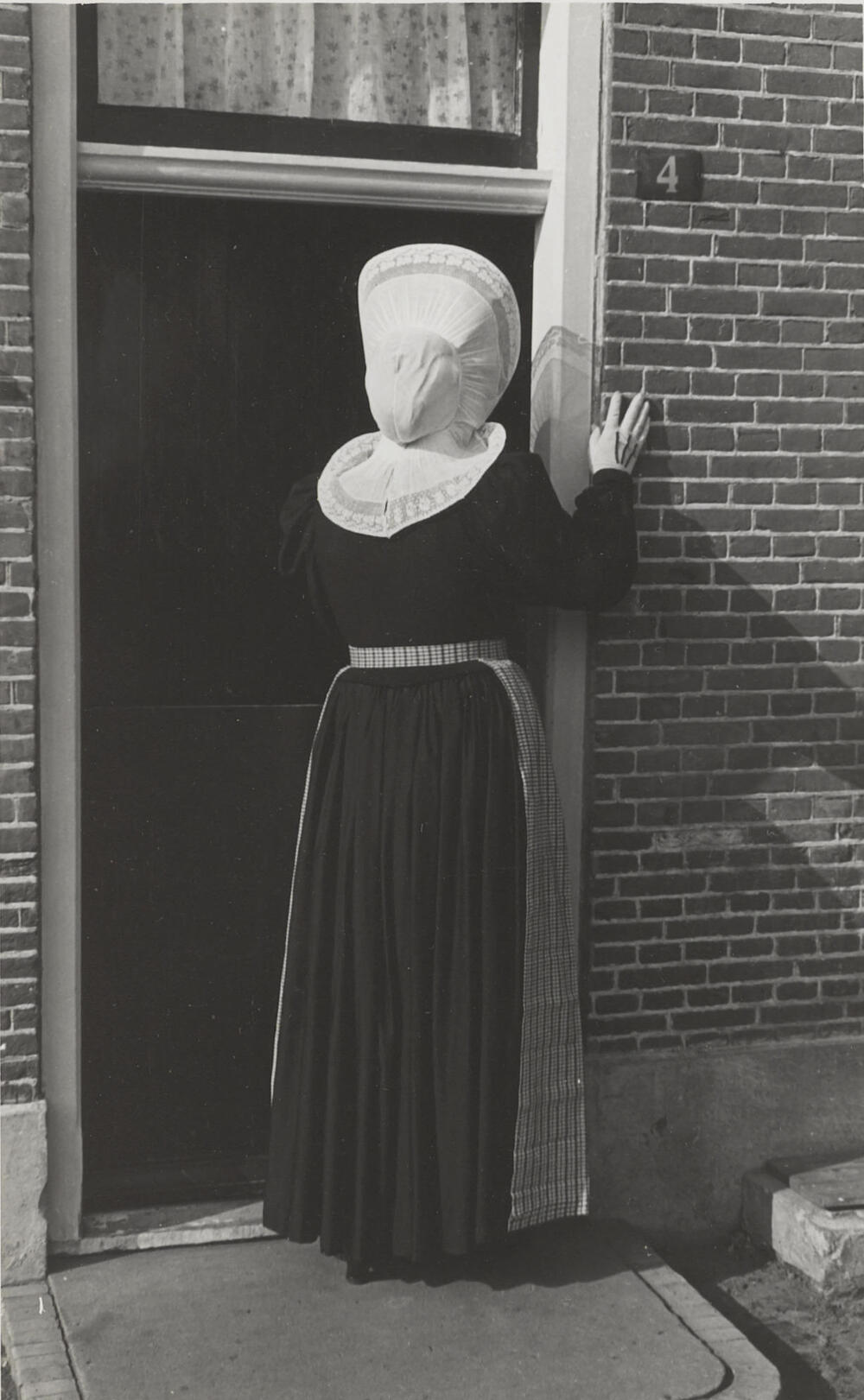 Vrouw in streekdracht, Huizen, 1945