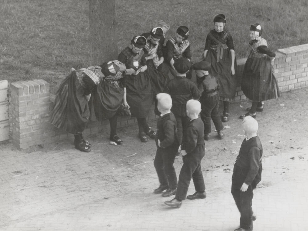 Staphorster jeugd op Hemelvaartsdag, 1944