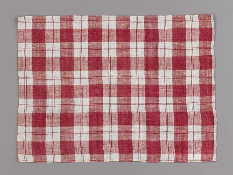 Hindelooper borstlap of foarpeldook van rood en wit