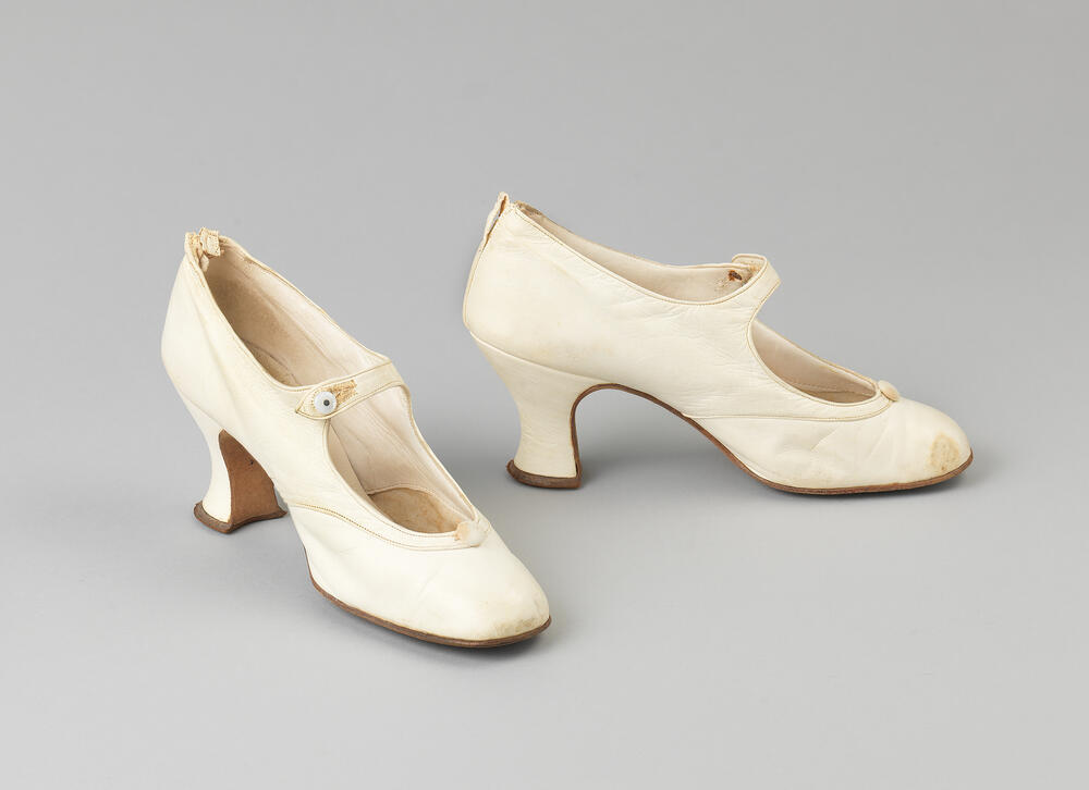 Paar damesschoenen in doos