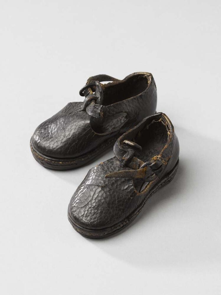 Paar zwart leren babyschoentjes