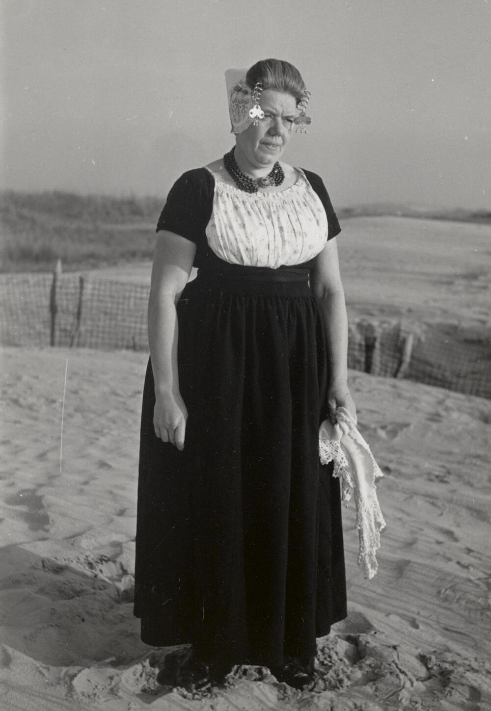 Martina de Vos uit Westkapelle in Walcherse dracht, 1950