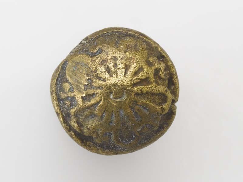 Ronde, bolle knoop met hart en kruis