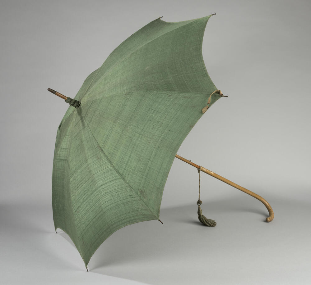 Parasol van groene tafzijde, vermoedelijk circa 1910