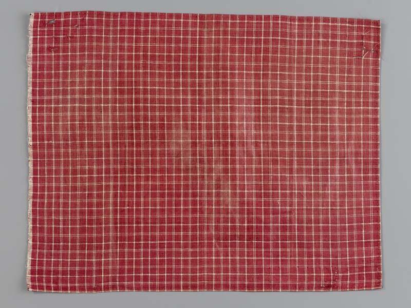 Hindelooper borstlap of foarpeldook van rood en wit bont