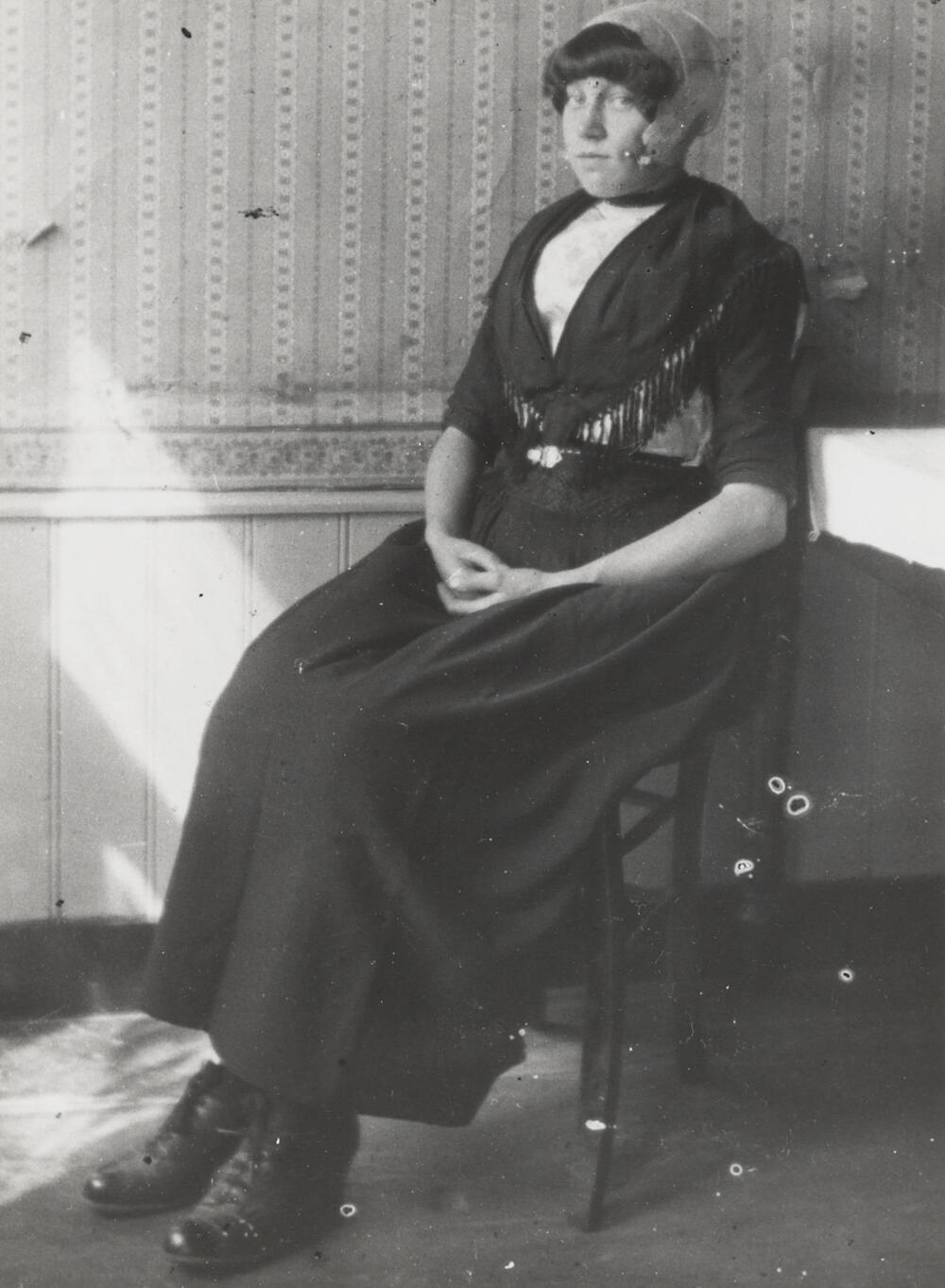 Vrouw in Urker dracht, circa 1916