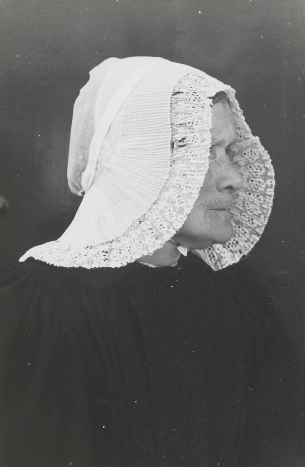 Vrouw in streekdracht, Huizen, 1945