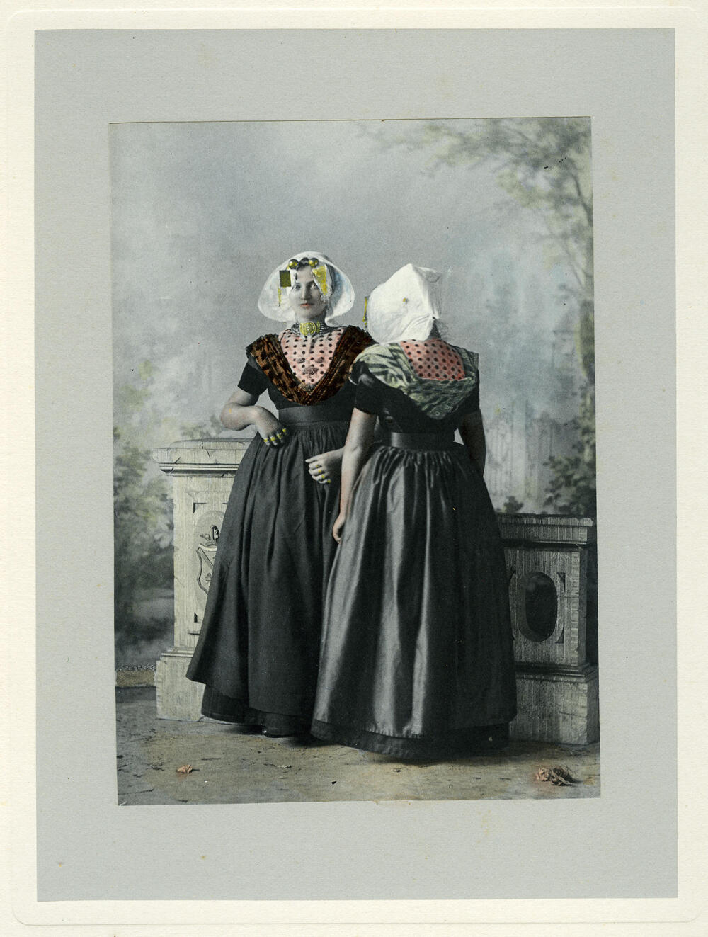 Twee meisjes in protestantse Zuid-Bevelandse dracht, 1894