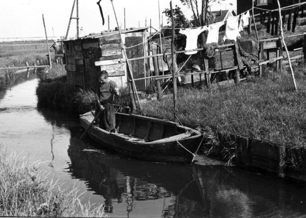 Jongen in roeiboot, Marken, 1943