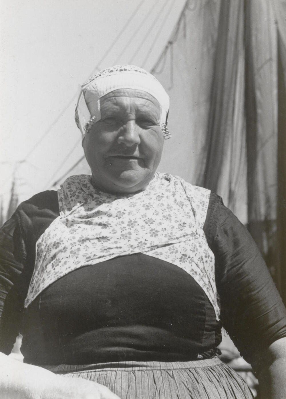 Jannetje Klein uit Elburg in Veluwse dracht, circa 1941