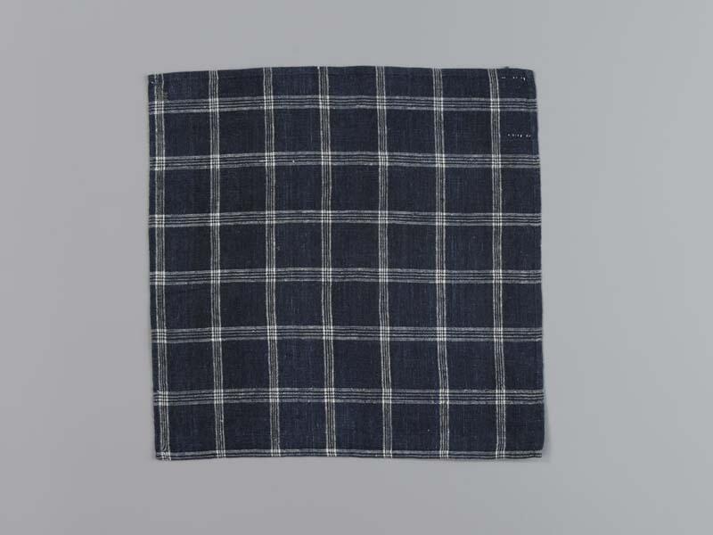 Hindelooper borstlap of foarpeldook van blauw en wit bont, voor zware rouw
