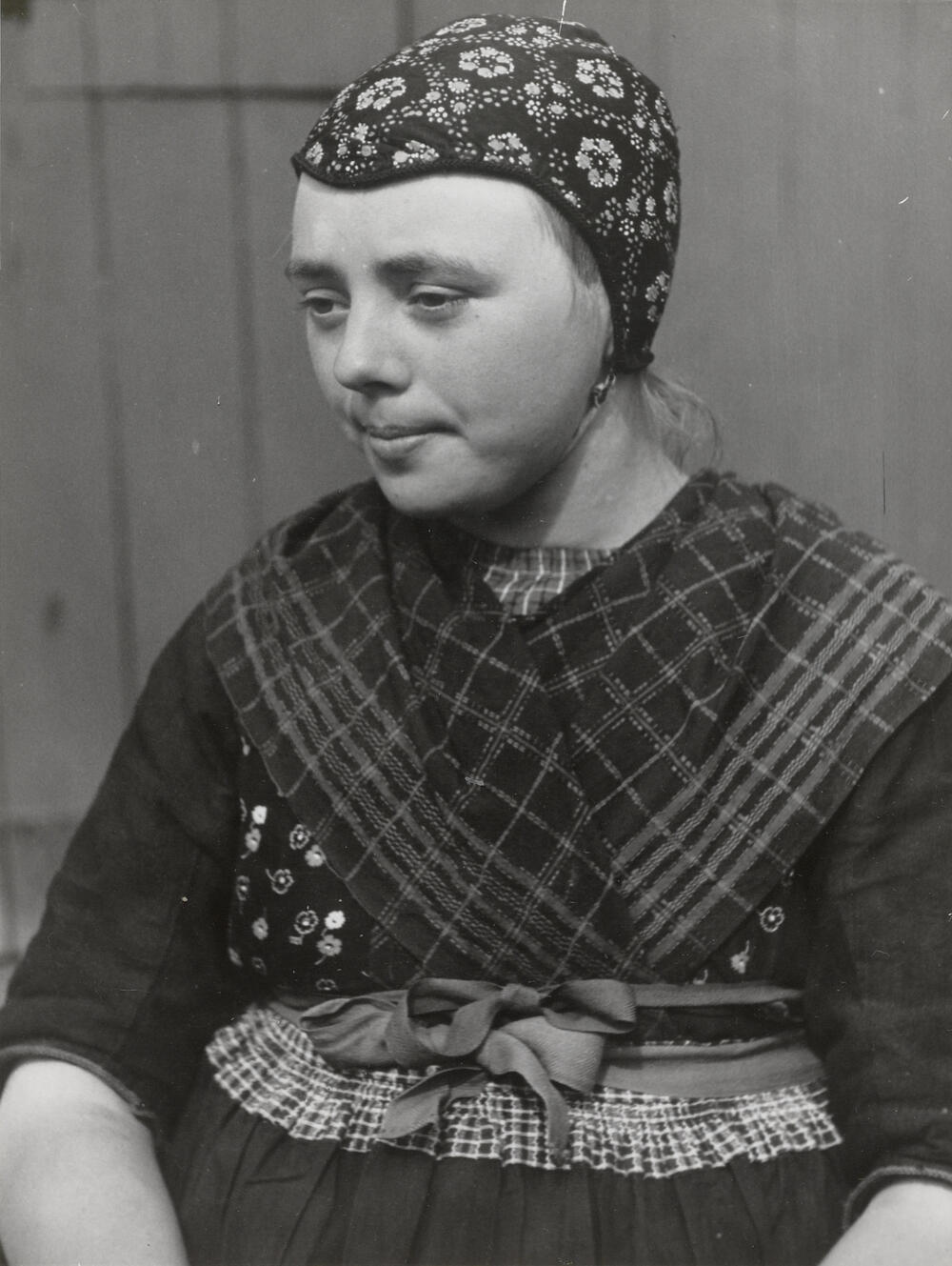 Beertje Veijer in daagse rouwdracht, Rouveen, 1944