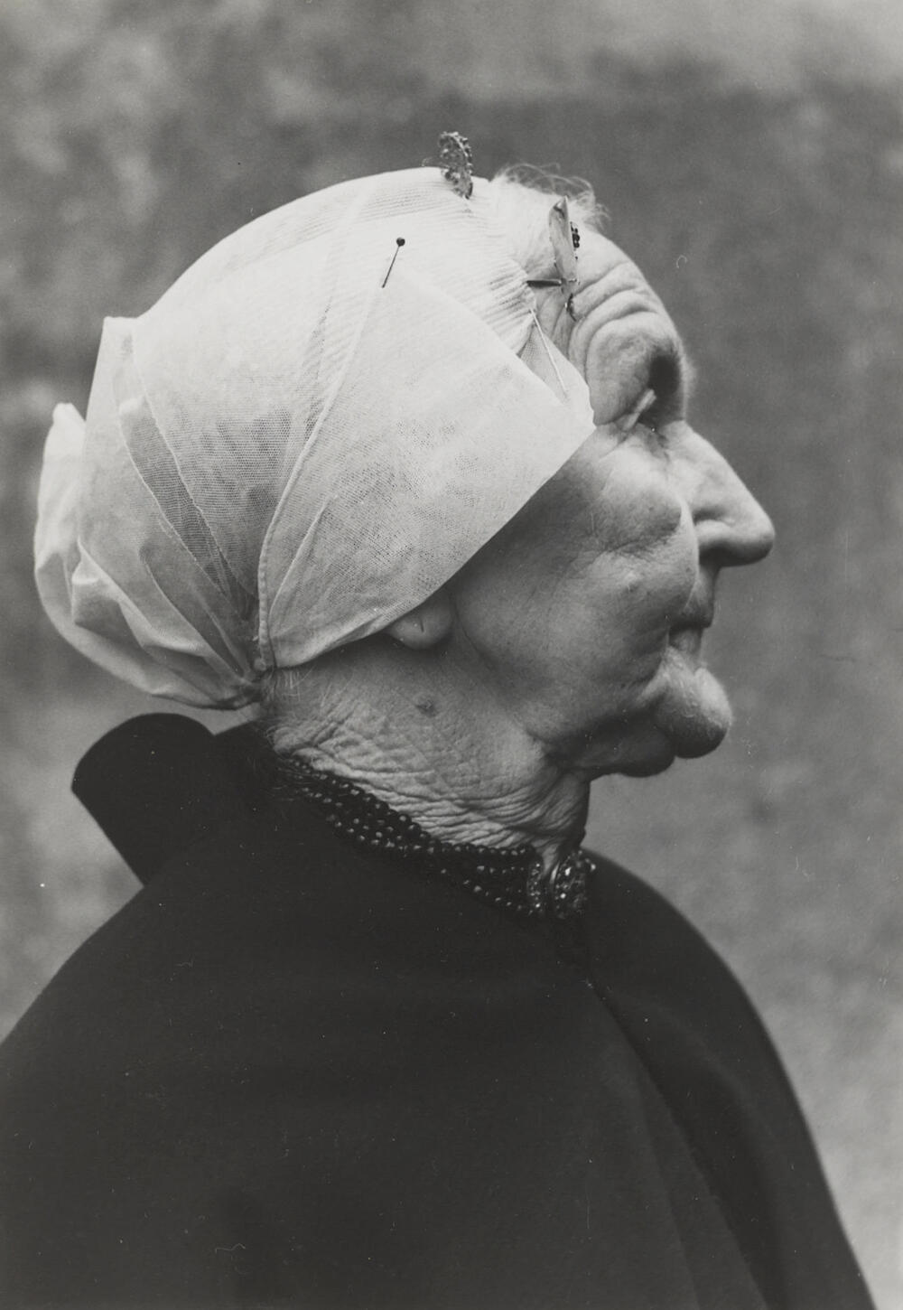 Dirkje van der Wiel-Hazenoot in zondagse dracht, Noordwijk aan Zee, 1955