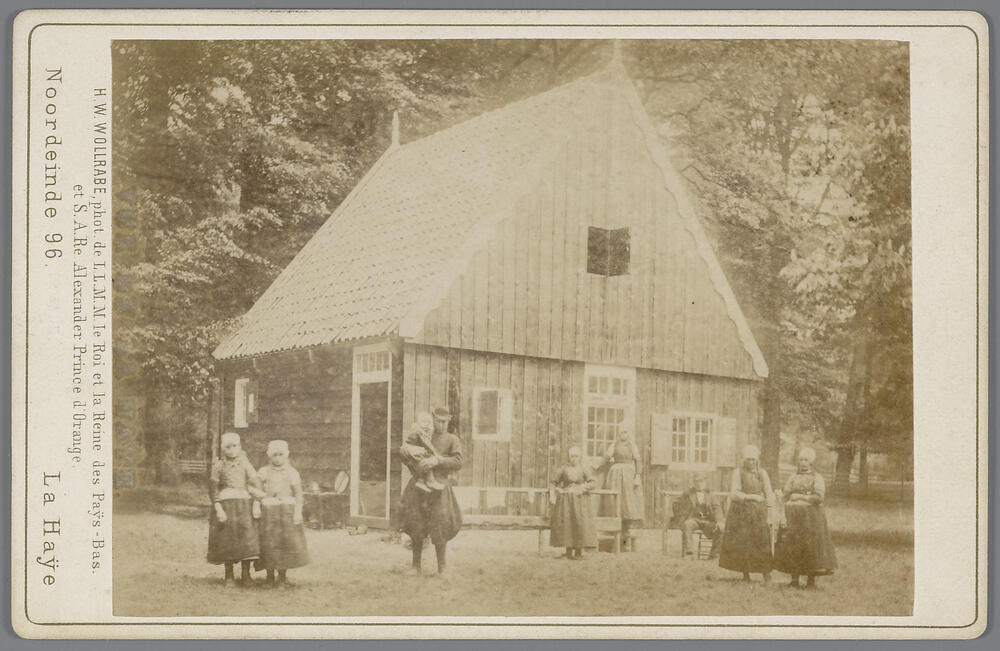 Marker woning met 'bewoners' in Marker streekdracht, 1888