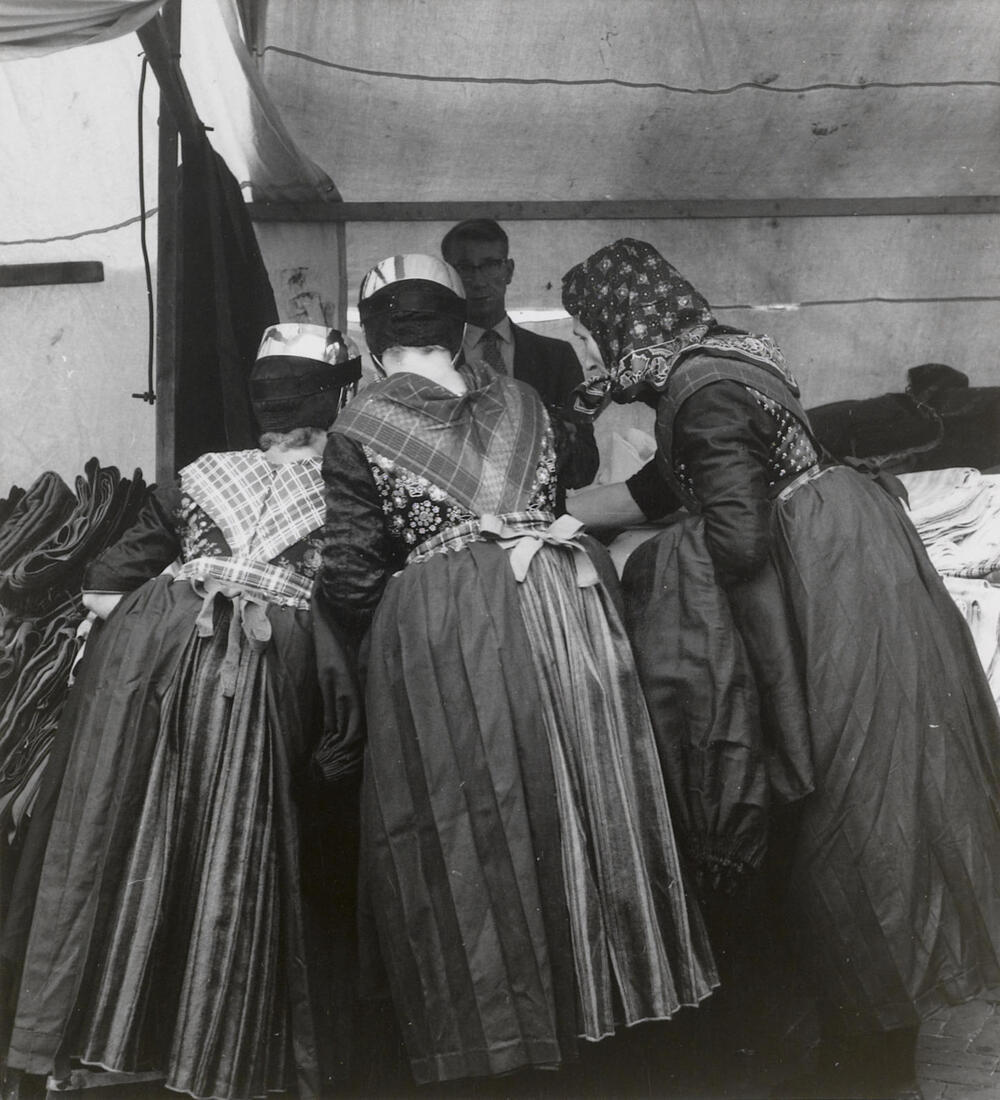 Vrouwen in Staphorster dracht op de markt, Zwolle, 1957